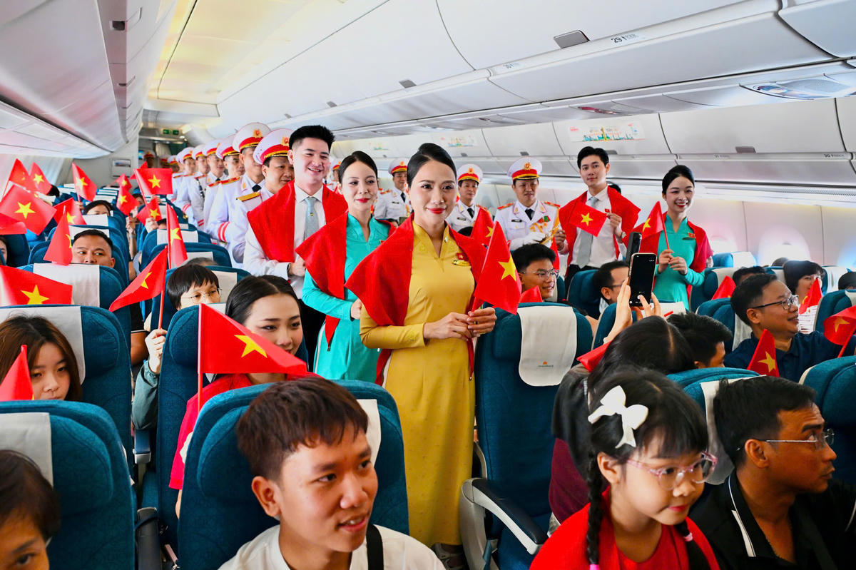 Những lá cờ Tổ quốc được giơ cao từ nhiều hàng ghế khi chương trình bước vào tiết mục cuối.