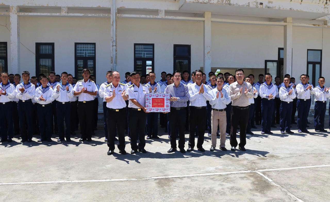 Đoàn đã đến thăm, tặng quà và động viên cán bộ, chiến sĩ Tàu Kiểm ngư 323, Tàu Kiểm ngư 423; Tàu Biên đội 3-26, Hải đoàn Biên phòng 38 - Bộ đội Biên phòng; Lữ đoàn Đặc công Hải quân 126 đang thực hiện nhiệm vụ tại khu vực biển, đảo Bạch Long Vĩ (Ảnh: Đông Bắc)