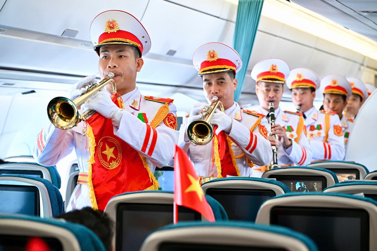 Chương trình được Vietnam Airlines phối hợp với các đơn vị thuộc Bộ Quốc phòng tổ chức nhân dịp Quốc khánh 2/9. Theo kế hoạch, Cục Quân huấn - Nhà trường và Đoàn Nghi lễ Quân đội được giao nhiệm vụ phối hợp triển khai.