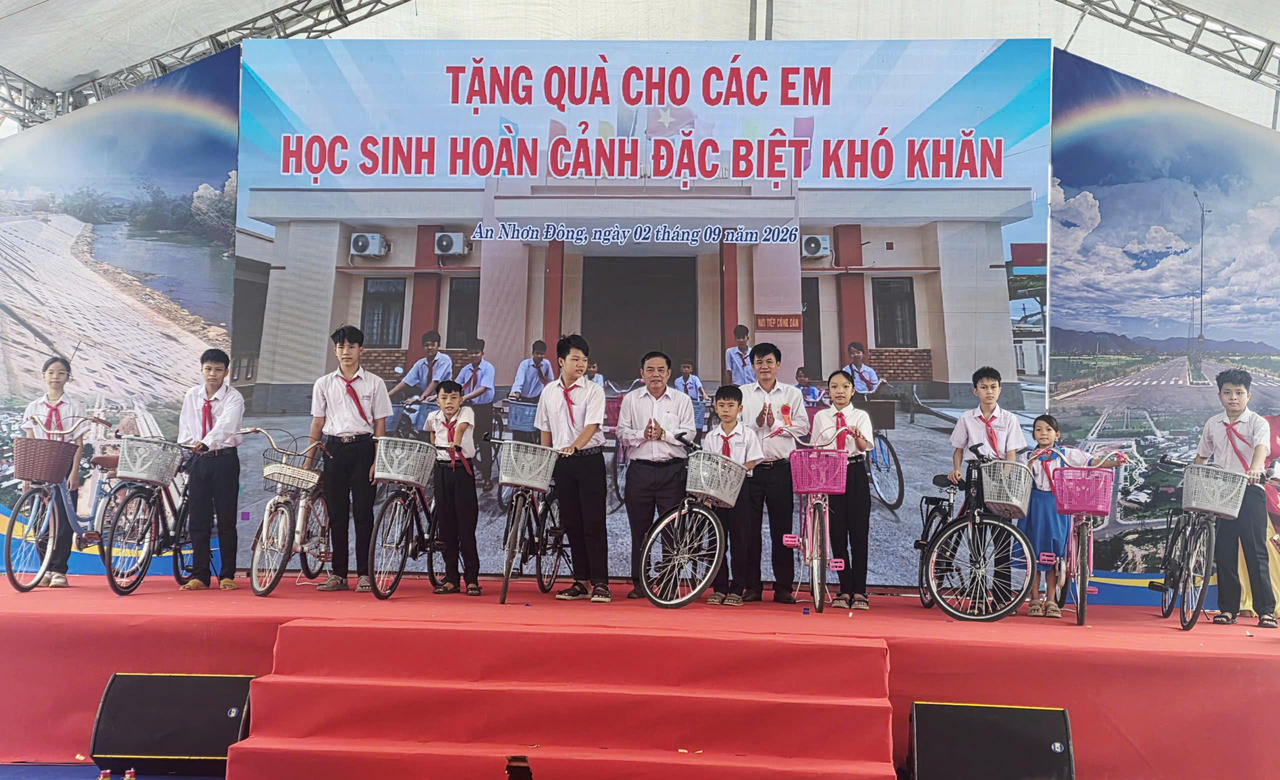Tặng quà cho các em học sinh có hoàn cảnh đặc biệt khó khăn trên địa bàn.