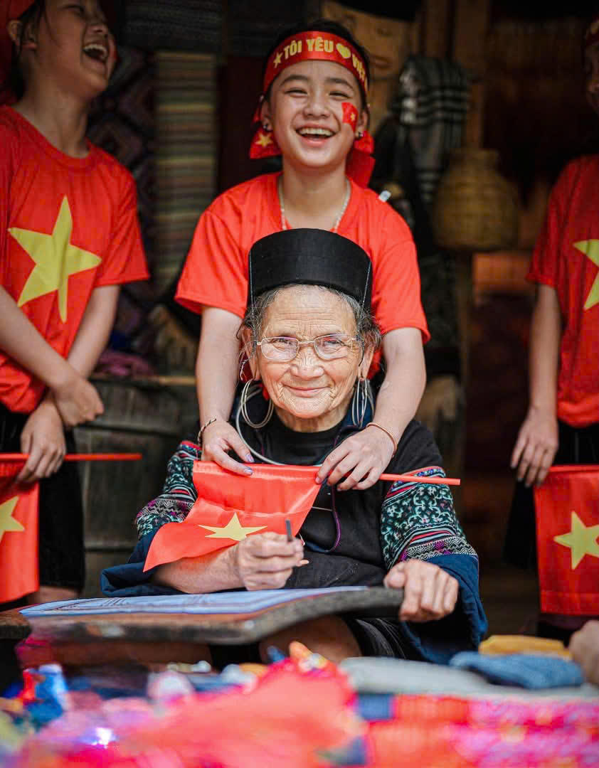 Một điểm nhấn khác của sự kiện là sự xuất hiện của những người phụ nữ trong bộ trang phục truyền thống đầy màu sắc (Ảnh: Nguyễn Hải)