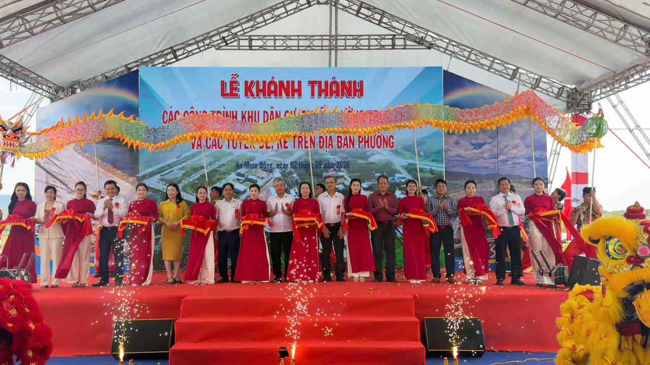 Lễ khánh thành chuỗi các công trình về giao thông, hạ tầng dân cư và đê, kè trên địa bàn phường An Nhơn Đông. Ảnh: Ngọc Châu.