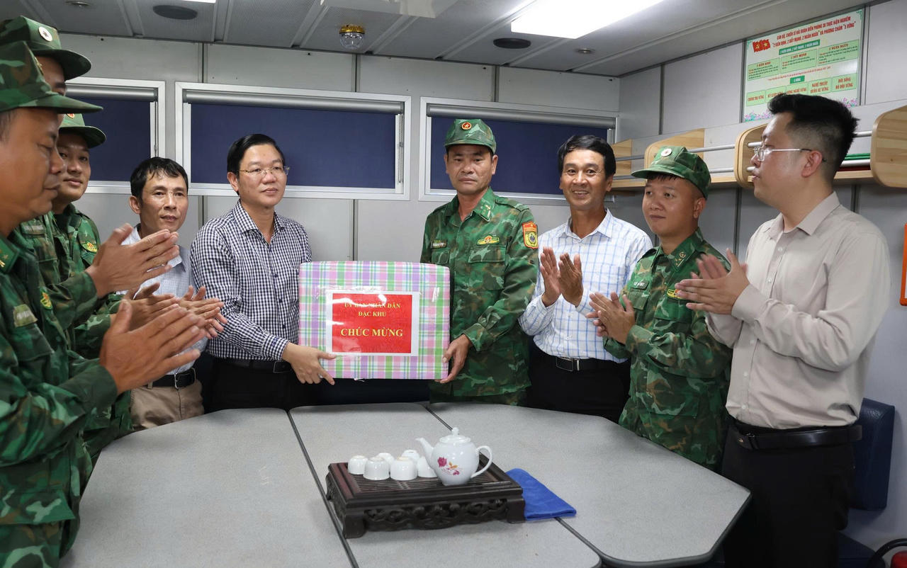 Lãnh đạo đặc khu đề nghị cấp ủy, chỉ huy các đơn vị tiếp tục quán triệt, thực hiện nghiêm các chỉ thị, mệnh lệnh của cấp trên; duy trì nghiêm chế độ trực sẵn sàng chiến đấu; chủ động nắm chắc tình hình, nâng cao khả năng xử lý các tình huống, không để bị động, bất ngờ trong mọi tình huống. (Ảnh: Đông Bắc)