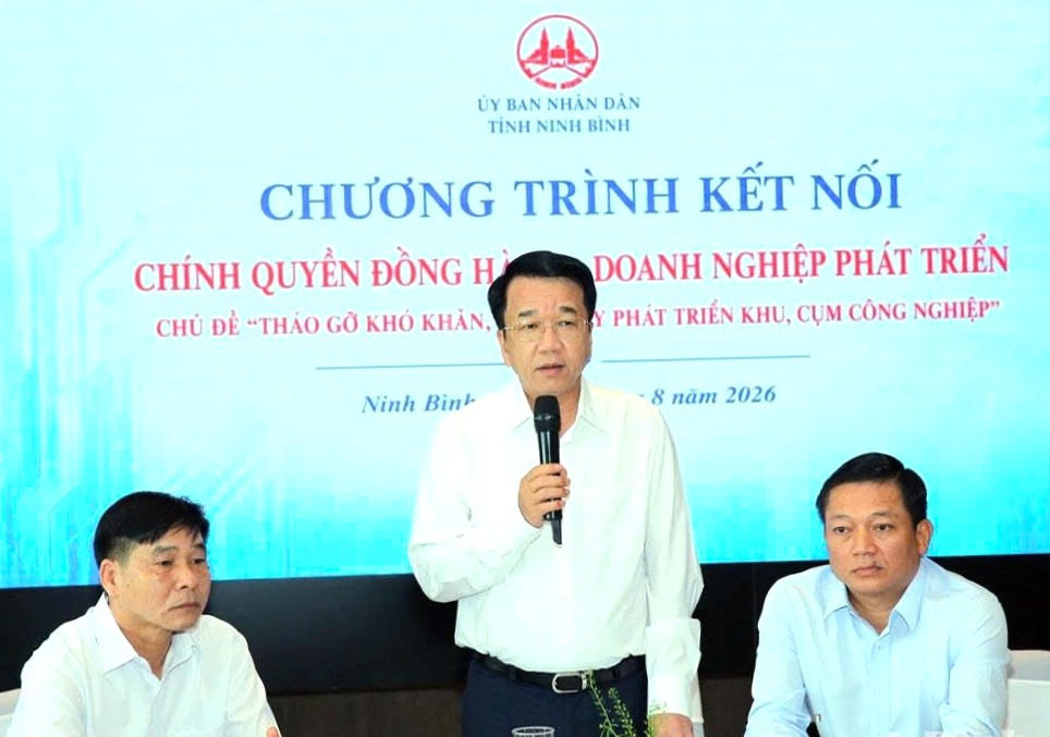 Chủ tịch UBND Tỉnh Ninh Bình, ông Nguyễn Thanh Bình phát biểu tại hội nghị “Tháo gỡ điểm nghẽn, thúc đẩy phát triển khu, cụm công nghiệp” được tổ chức ngày 19/8/2026. (ảnh: Anh Tuấn)