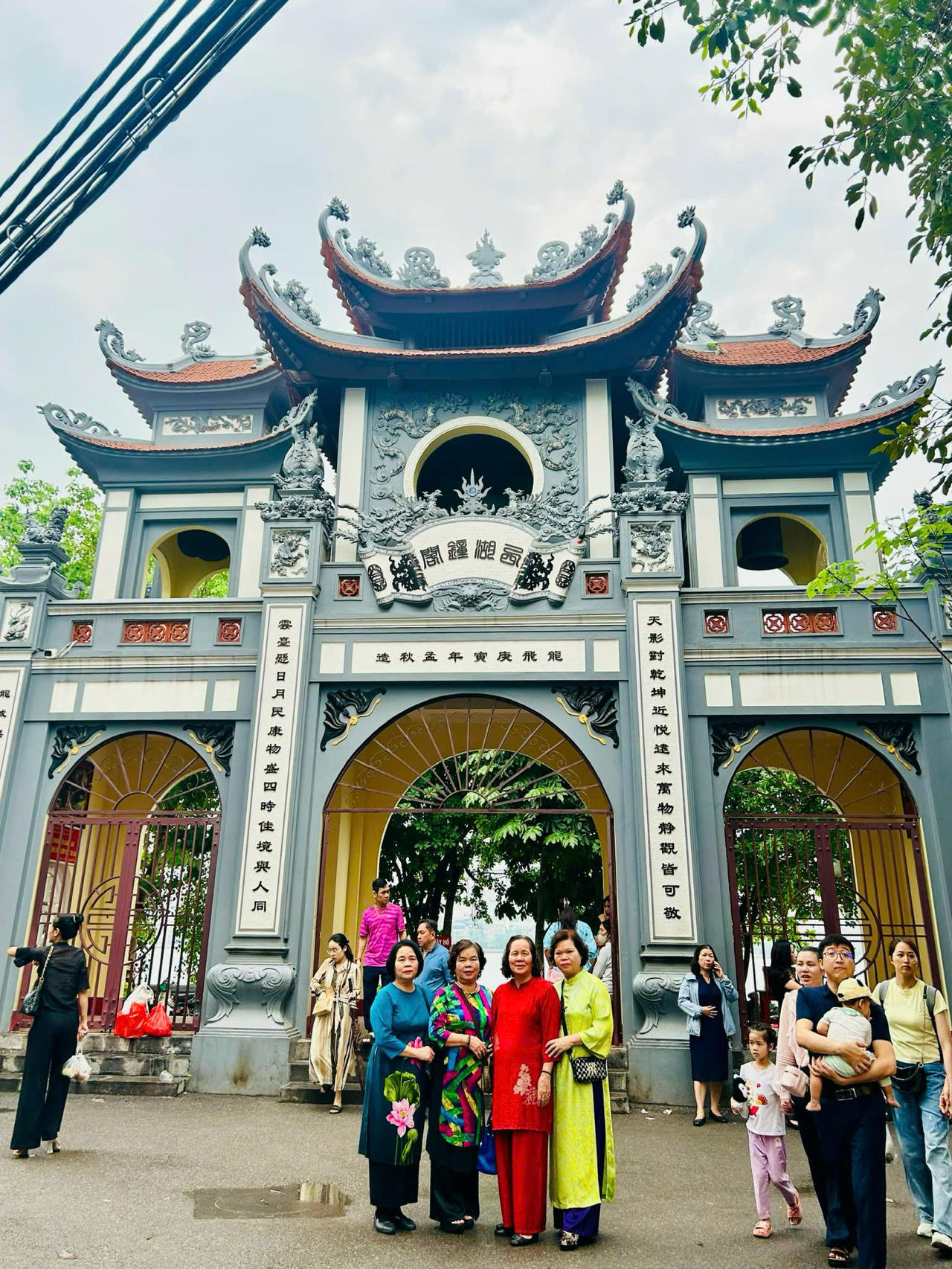 Phủ Tây Hồ gắn với tín ngưỡng thờ Mẫu Tam phủ của người Việt - di sản văn hóa phi vật thể đại diện của nhân loại được UNESCO ghi danh, thu hút nhiều du khách thập phương tới chiêm bái (Ảnh: P.V).