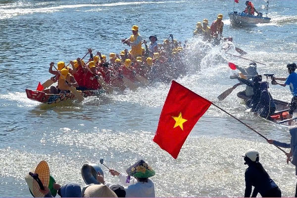 Những dòng sông, mặt biển ‘dậy sóng’ nhịp chèo ngày Quốc khánh
