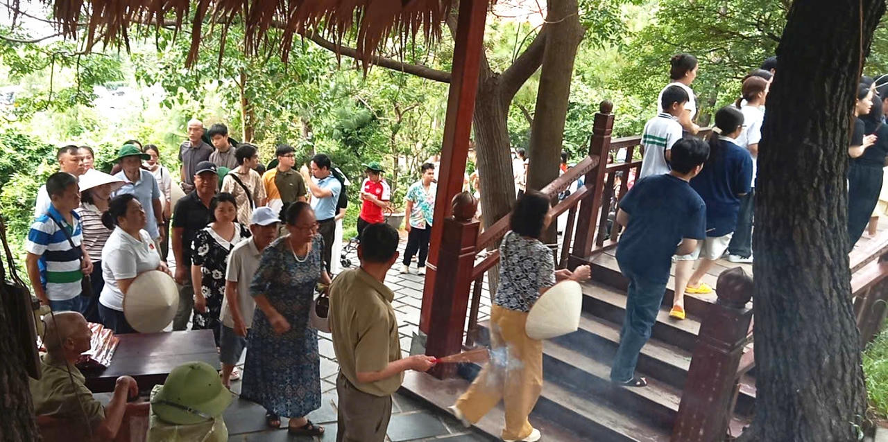 Dòng người nối nhau lên viếng mộ Đại tướng Võ Nguyên Giáp tại Vũng Chùa dịp Quốc khánh 2/9. (Ảnh: T.H)