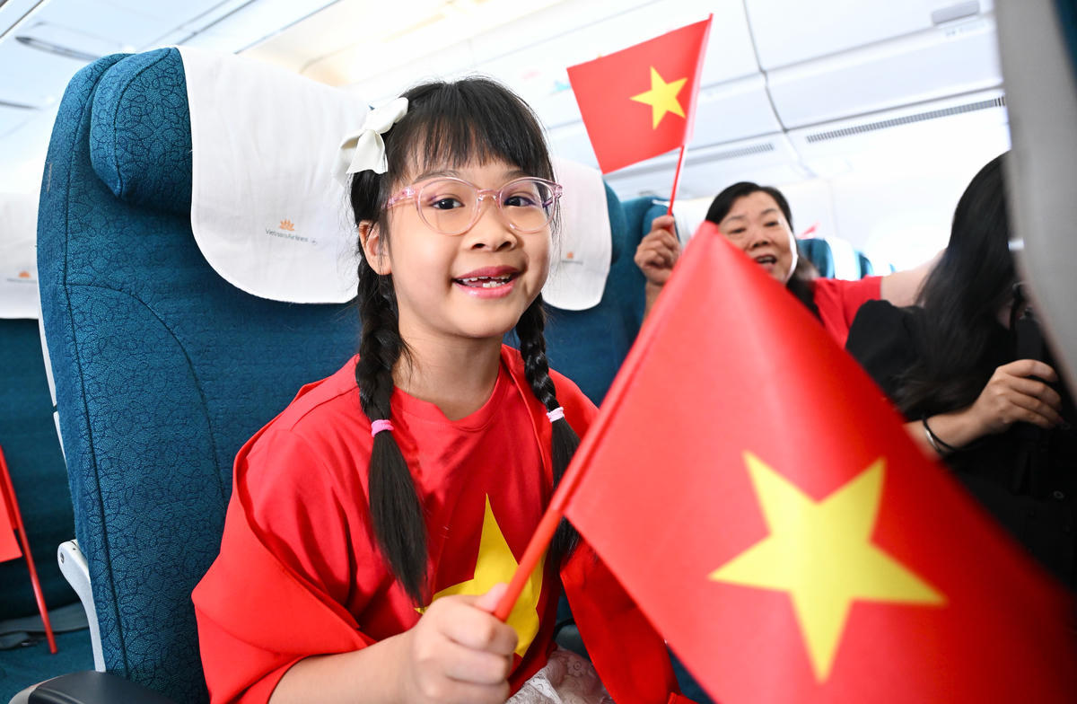 Những lá cờ Tổ quốc được trao tới hành khách trước khi chương trình âm nhạc bắt đầu.&nbsp;