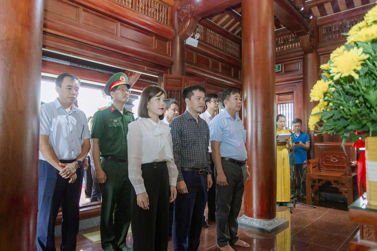 Đông đảo người dân, du khách đến dâng hương, viếng Nhà tưởng niệm Đại tướng Võ Nguyên Giáp tại xã Lệ Thủy, tỉnh Quảng Trị. (Ảnh: T.H)