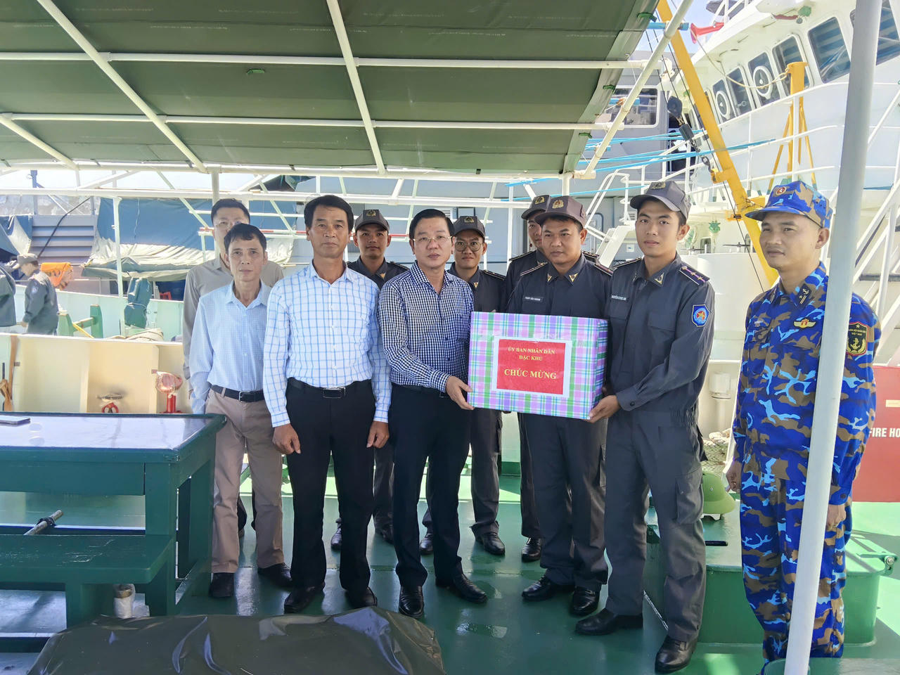 Lãnh đạo đặc khu Bạch Long Vĩ thăm, tặng quà các đơn vị 
dịp Quốc khánh 2/9

