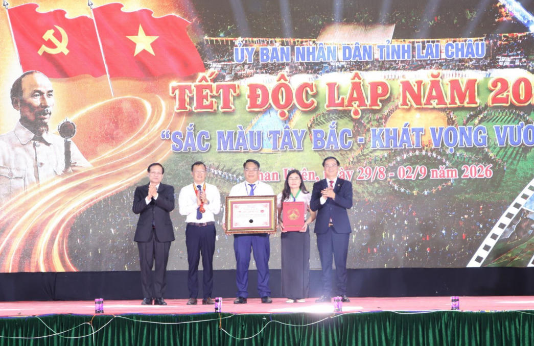 Tiến sĩ&nbsp;Trần Chiến Thắng&nbsp;- Nguyên&nbsp;Thứ trưởng Bộ Văn hóa, Thể thao và Du lịch, Phó Chủ tịch Hội đồng Xác lập Kỷ lục Việt Nam và ông Hoàng Thái Tuấn Anh - Phó Viện trưởng Viện Kỷ lục Việt Nam,&nbsp;Phó Tổng Thư ký Hội đồng Xác lập Kỷ lục Việt Nam trao Bằng và Kỷ niệm chương của Tổ chức Kỷ lục Việt Nam cho lãnh đạo xã Than Uyên. (Ảnh: Thu Hoài)