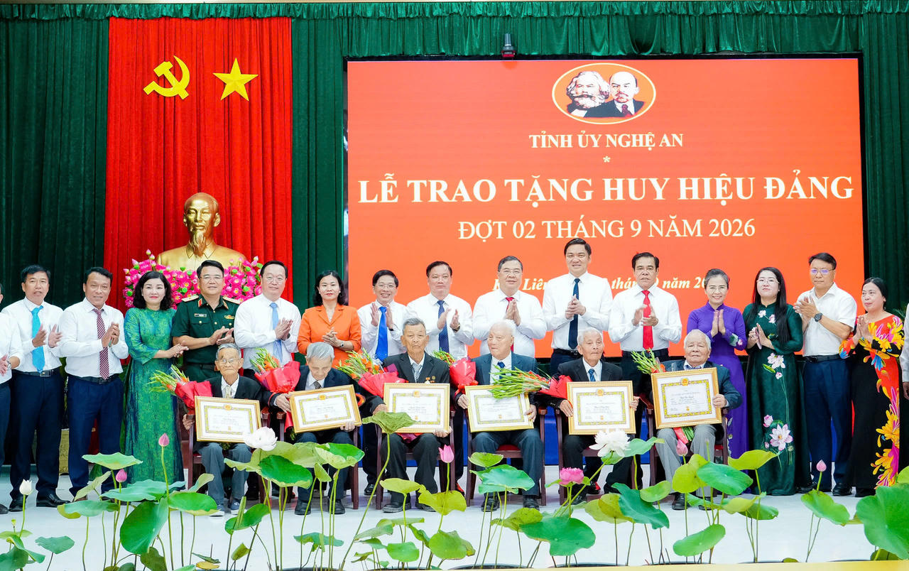 Phó Thủ tướng Thường trực Phạm Gia Túc trao Huy hiệu 80 năm tuổi Đảng tại quê hương Bác Hồ