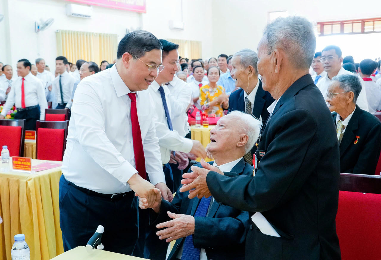 Phó Thủ tướng Thường trực Chính phủ Phạm Gia Túc tham hỏi, chúc mừng các đảng viên lão thành tại buổi lễ (ảnh Ngô Toàn)