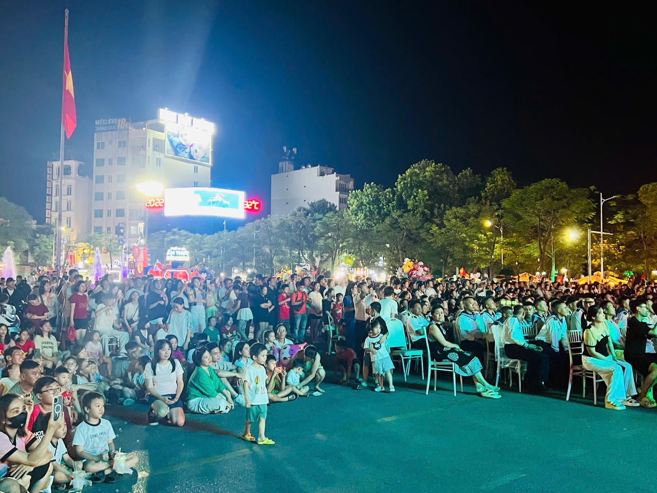 Đông đảo người dân theo dõi chương trình nghệ thuật “Dưới ánh sao độc lập” tại Quảng trường Nhà hát TP Hải Phòng. (ảnh Nguyên An)