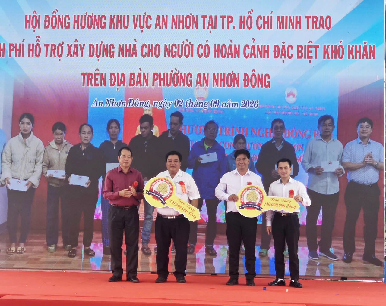 Ông Đỗ Quang Trưởng (hàng đầu, ngoài cùng bên phải), Chủ tịch hội đồng hương Phường An Nhơn Đông tại TP Hồ Chí Minh trao kinh phí trị giá 260 triệu đồng cho người dân có hoàn cảnh khó khăn trên địa bàn. Ảnh: Ngọc Châu.