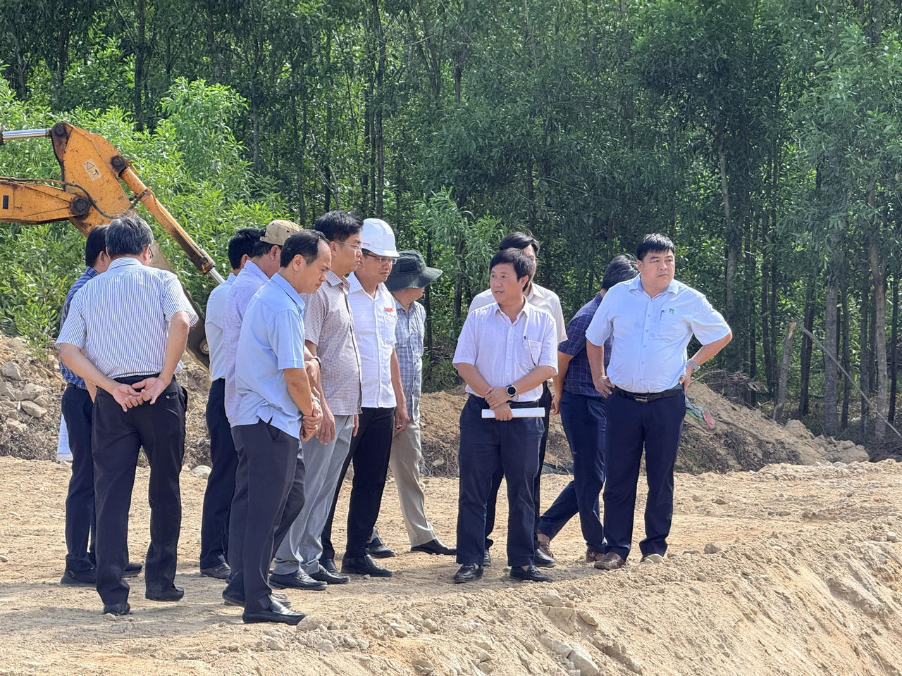 Phó Chủ tịch UBND tỉnh Đỗ Tâm Hiển đi kiểm tra thực tế và đánh giá việc Đức Phổ cùng các địa phương đã chủ động, khẩn trương triển khai các giải pháp xử lý rác theo chỉ đạo của tỉnh (ảnh Vân Anh)