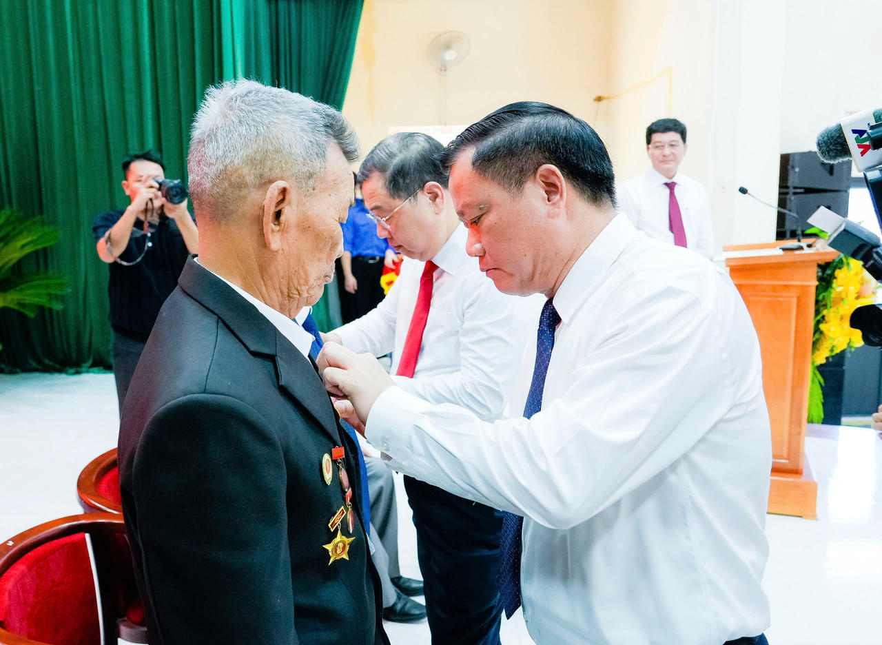 Phó Thủ tướng Thường trực Chính phủ Phạm Gia Túc và Bí thư Tỉnh uỷ Nghệ An trao Huy hiệu Đảng cho các đảng viên lão thành (ảnh Ngô Toàn)