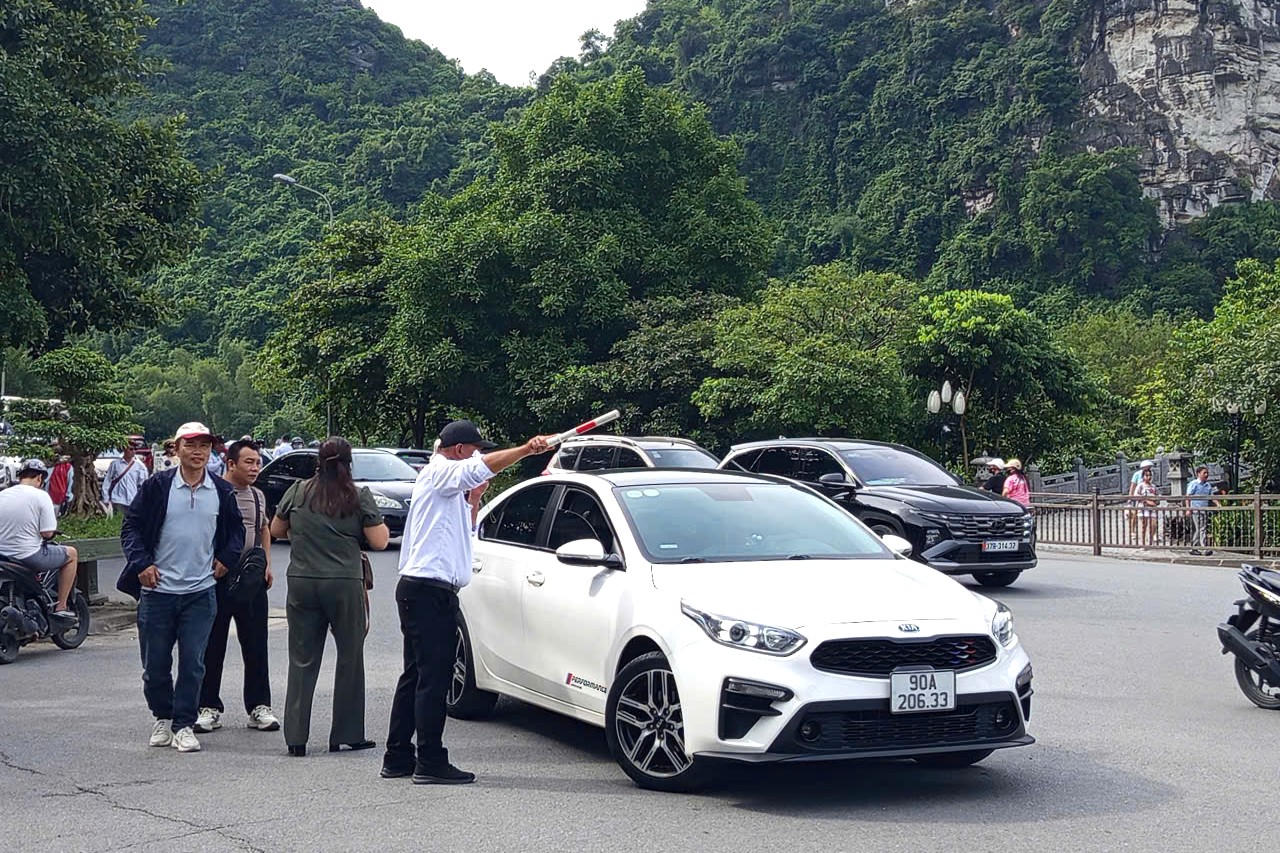 Sở Du lịch tỉnh Ninh Bình phối hợp với các địa phương, ban quản lý khu, điểm du lịch và các đơn vị liên quan chủ động phân luồng, điều tiết khách và phương tiện