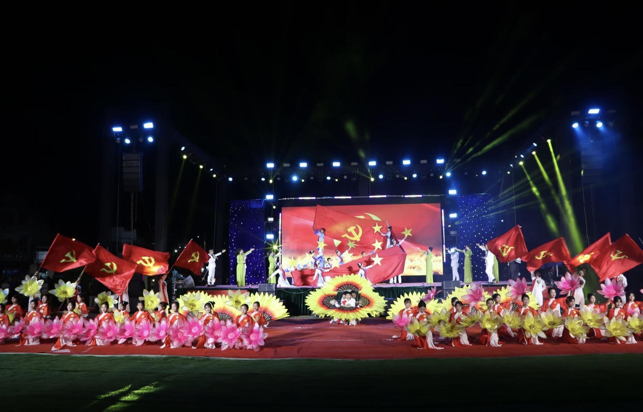 Nhiều tiết mục đặc sắc tại chương trình. (Ảnh: Thu Hoài)