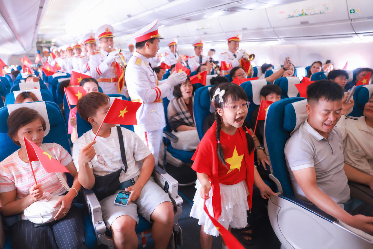 Hành khách hát theo giai điệu “Như có Bác trong ngày đại thắng” trong tiết mục cuối của Đoàn Nghi lễ Quân đội.