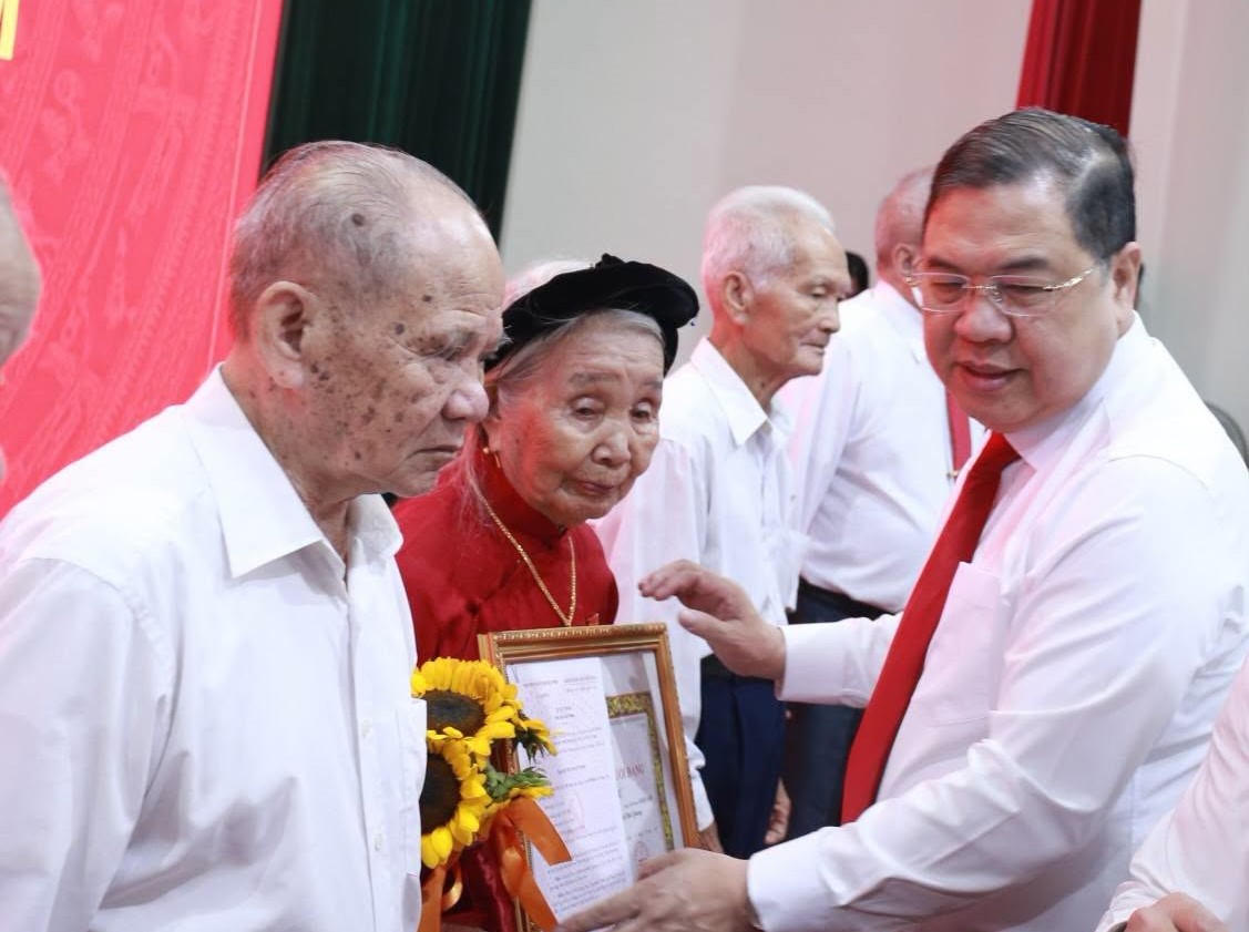 Phó Thủ tướng Thường trực Phạm Gia Túc trao Huy hiệu Đảng cho các đảng viên tại Hà Tĩnh