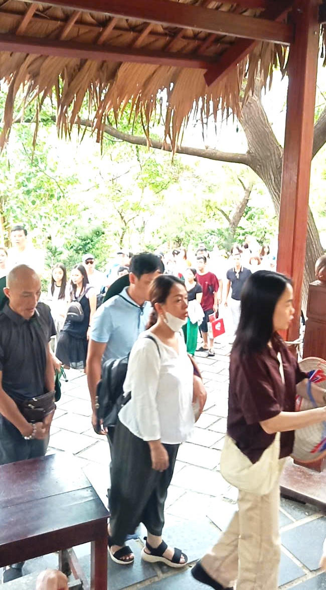 Dòng người xếp hàng lên viếng, dâng hương tại Khu mộ Đại tướng Võ Nguyên Giáp. (Ảnh: T.H)