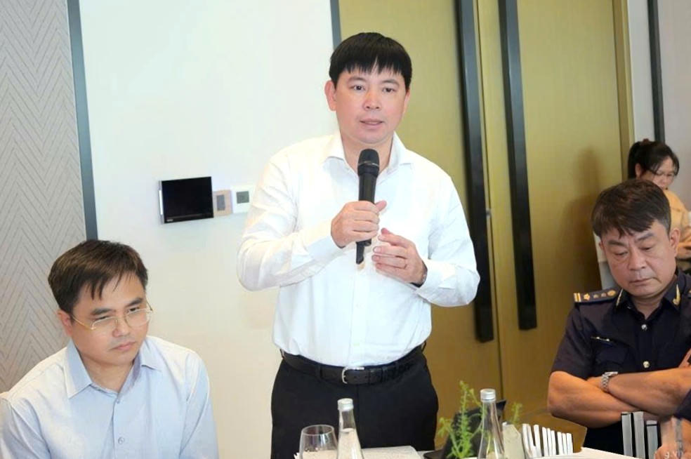 Ông Nguyễn Hoàng Anh, Tỉnh ủy viên, Trưởng Ban Quản lý Khu kinh tế và các Khu công nghiệp tỉnh Ninh Bình phát biểu tại hội nghị “Tháo gỡ điểm nghẽn, thúc đẩy phát triển khu, cụm công nghiệp” được tổ chức ngày 19/8/2026. (ảnh: Anh Tuấn)