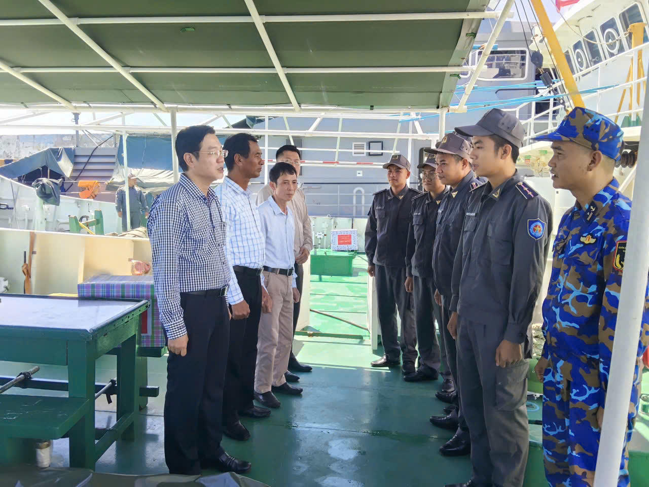 Lãnh đạo đặc khu Bạch Long Vĩ thăm, tặng quà các đơn vị 
dịp Quốc khánh 2/9


