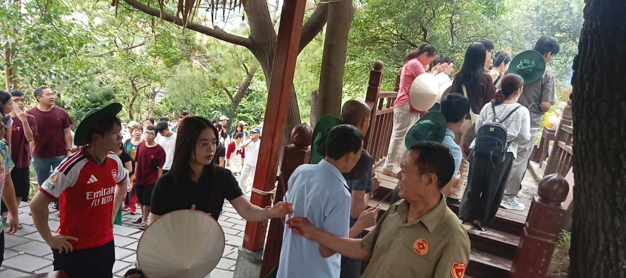 Đông đảo người dân, du khách về Khu mộ Đại tướng Võ Nguyên Giáp tại Vũng Chùa trong dịp nghỉ lễ Quốc khánh 2/9. (Ảnh: T.H)