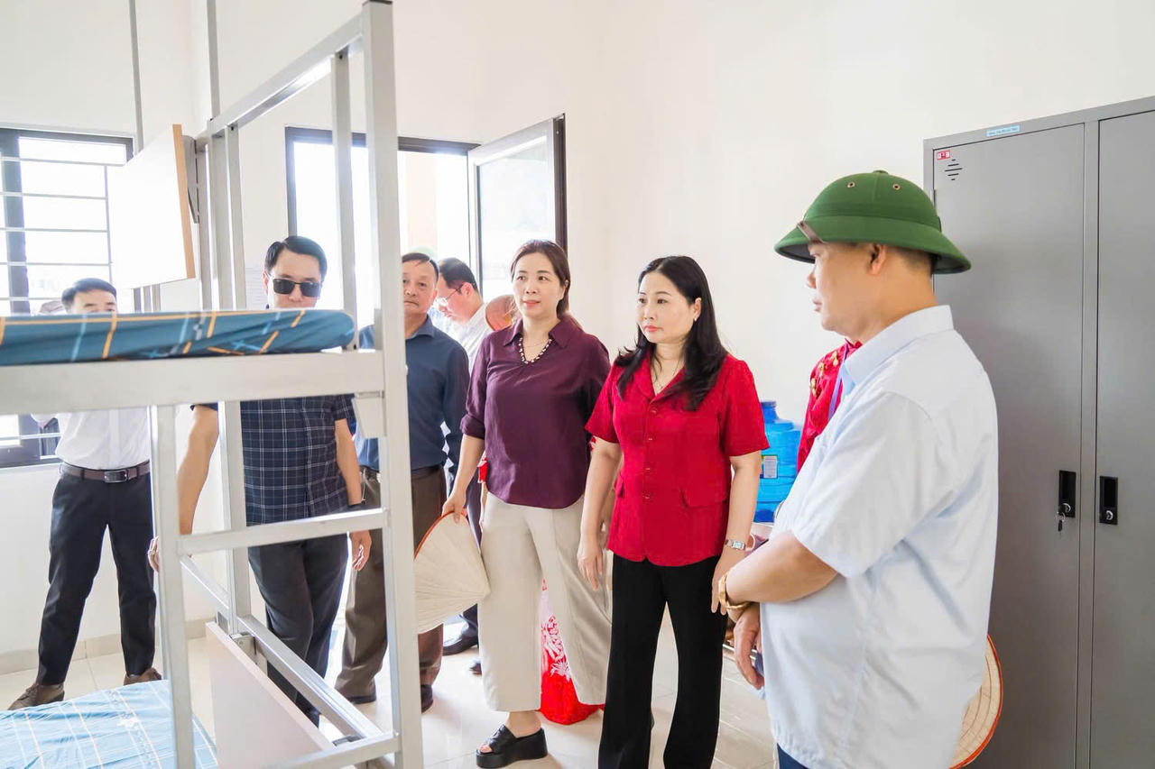 Đoàn công tác đồng thời tham quan hệ thống phòng học, phòng chức năng, khu nhà ăn nội trú, khu ở của học sinh; tìm hiểu hoạt động các câu lạc bộ và điều kiện học tập, sinh hoạt của nhà trường. (Ảnh:laocai.gov).