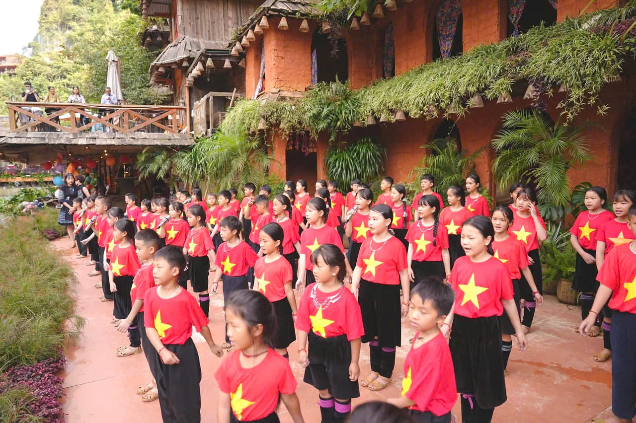 Cát Cát rực sắc cờ hoa trong ngày Quốc khánh