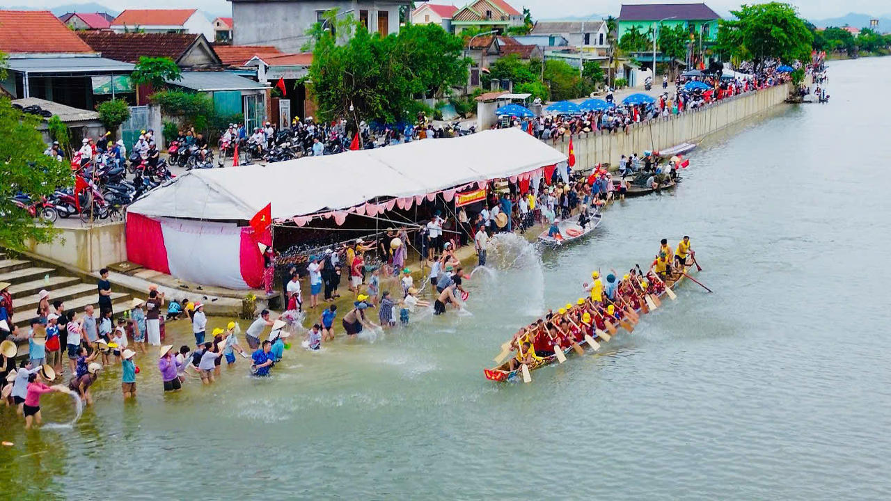 Lễ hội đua thuyền truyền thống trên sông Kiến Giang thu hút đông đảo người dân, du khách trong dịp Quốc khánh. (Ảnh: Trần Long)