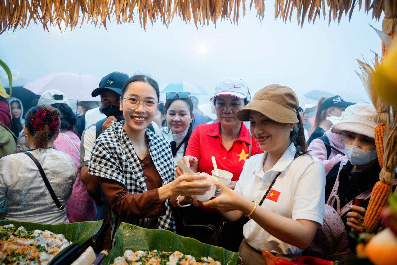 Du khách tham gia Chợ Lá. Ảnh: Tiến Dũng.