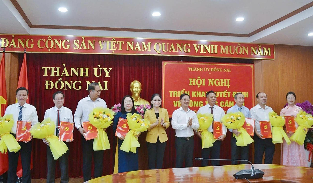 Chủ tịch HĐND TP Đồng Nai Tôn Ngọc Hạnh trao Quyết định và chúc mừng các cán bộ được điều động, phân công, bổ nhiệm tại hội nghị. Ảnh: BĐN