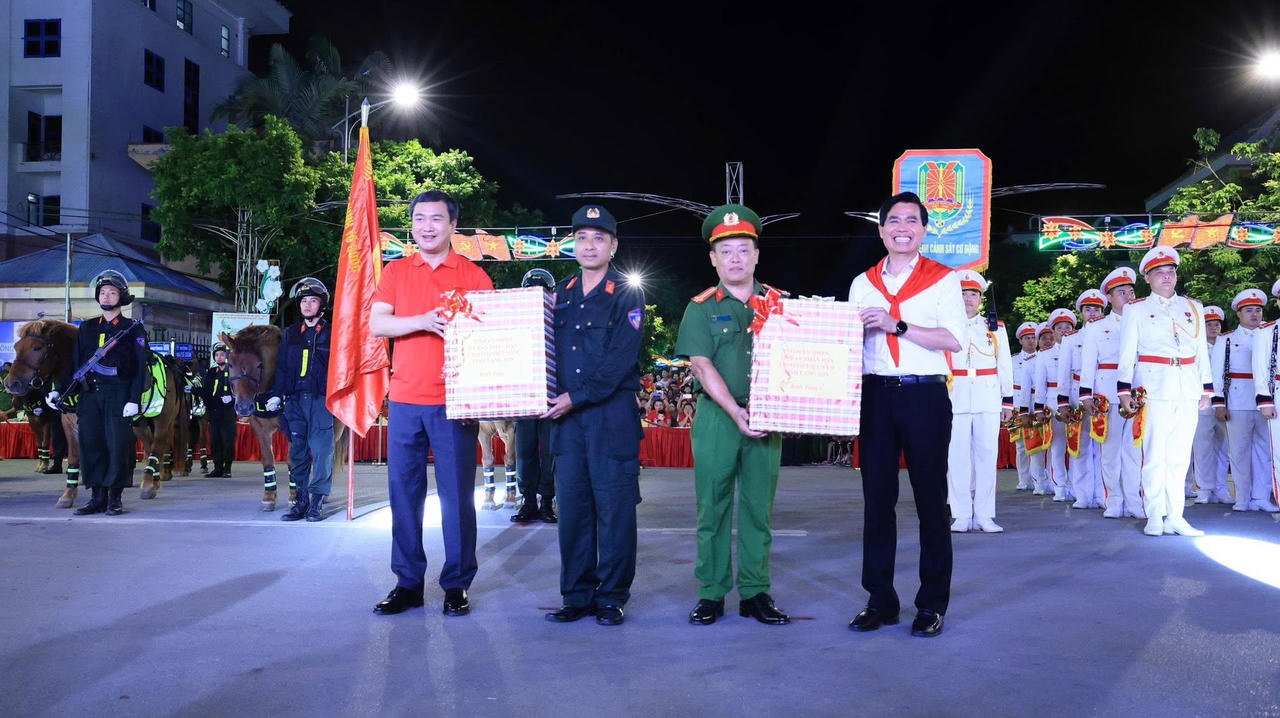 Bí thư tỉnh ủy và Chủ tịch UBND tỉnh Lạng Sơn tặng quà cho hai đoàn biểu diễn. Ảnh: MH