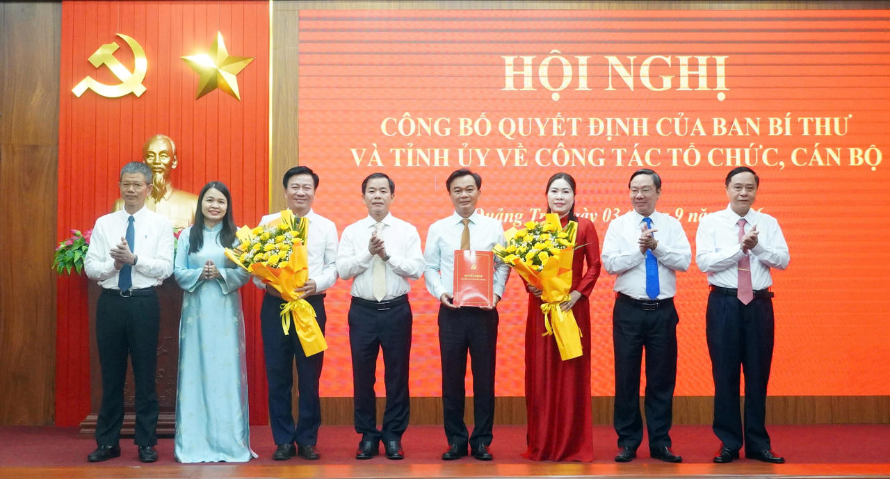 Bí thư Tỉnh ủy Nguyễn Văn Phương trao quyết định, tặng hoa chúc mừng Ban Thường vụ Đảng ủy MTTQ, các đoàn thể tỉnh khóa I, nhiệm kỳ 2025-2030. (Ảnh: N.M)