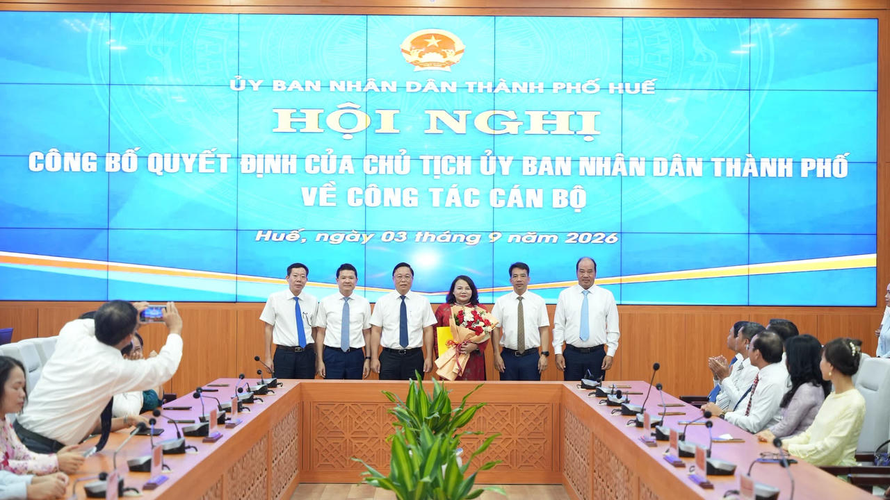 Bà Trần Thị Hoài Trâm được bổ nhiệm chức vụ Giám đốc Sở Ngoại vụ. (Ảnh: UBND TP Huế)