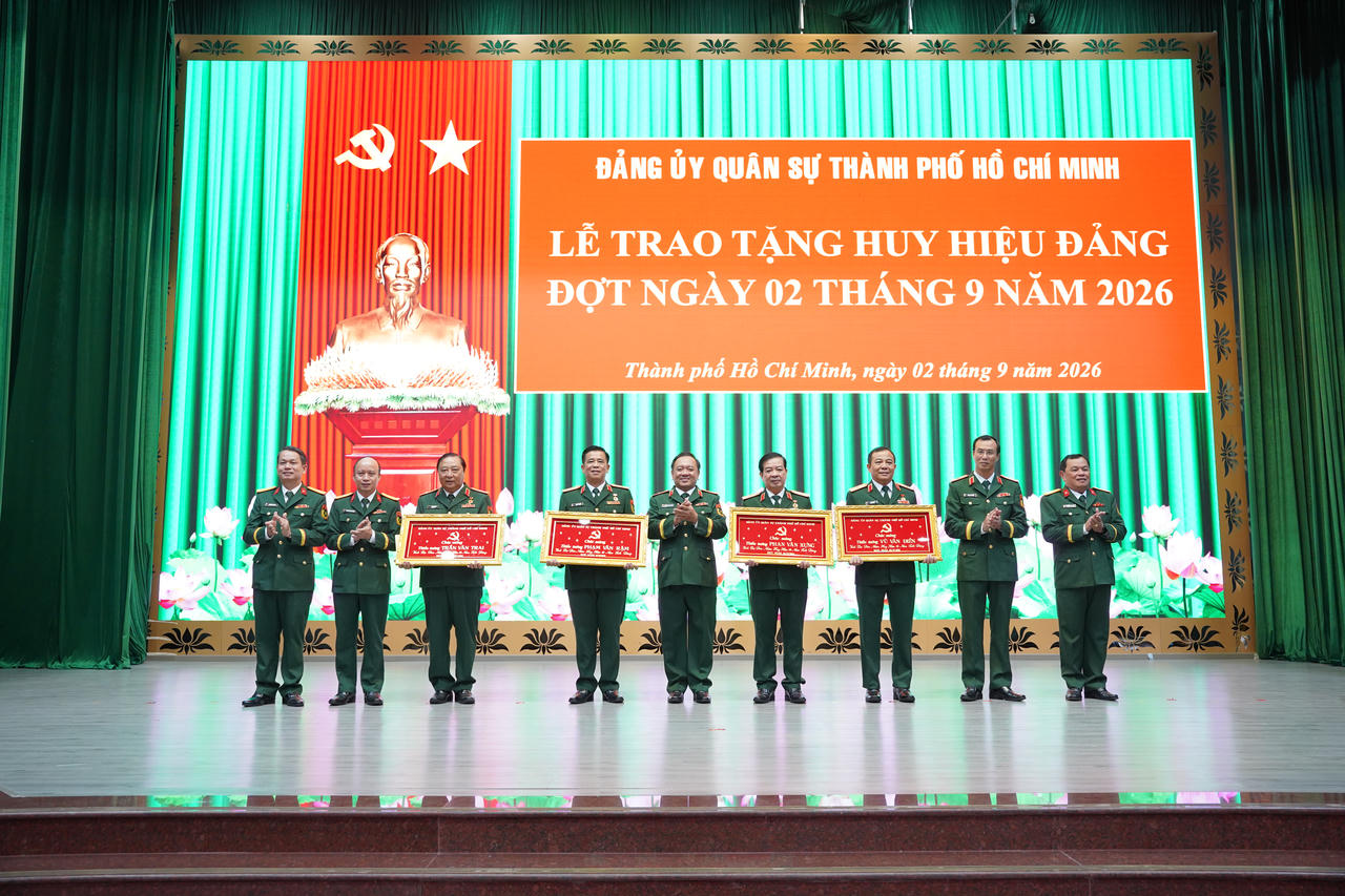 Đảng ủy Quân sự TPHCM tổ chức lễ trao tặng Huy hiệu 35 năm tuổi Đảng cho 4 Thủ trưởng, nguyên Thủ trưởng đơn vị. (Ảnh: Bộ Tư lệnh TP HCM)