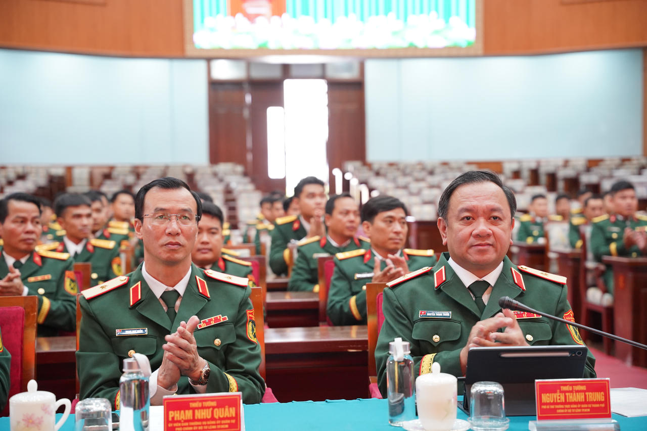 Đồng chí Thiếu tướng Nguyễn Thành Trung (bìa phải) - Phó Bí thư Thường trực Đảng ủy, Chính ủy Bộ Tư lệnh Thành phố gửi lời chúc mừng sâu sắc đến các đồng chí nhận danh hiệu 35 năm tuổi Đảng. (Ảnh: Bộ Tư lệnh TP HCM)