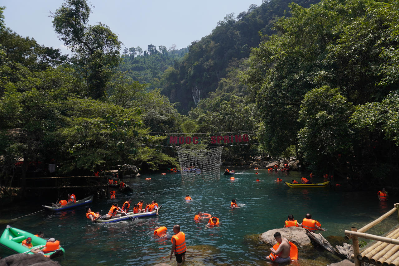 Du khách trải nghiệm, khám phá vẻ đẹp thiên nhiên tại suối Moọc. (Ảnh: Trung tâm Du lịch Phong Nha - Kẻ Bàng)