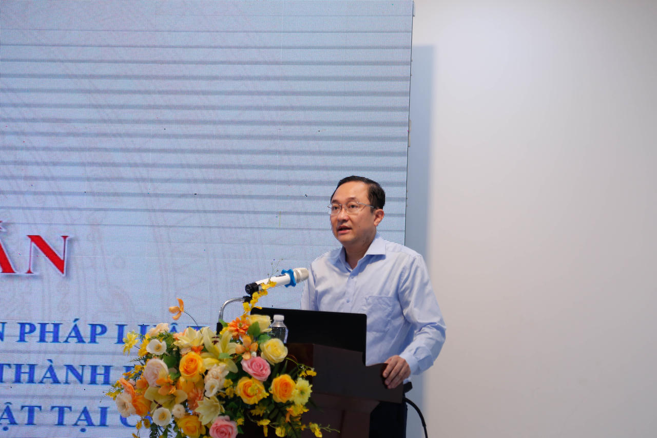 Ông Phan Hồng Nguyên, Phó Cục trưởng, Cục PBGDPL&TGPL phát biểu khai mạc Hội nghị.