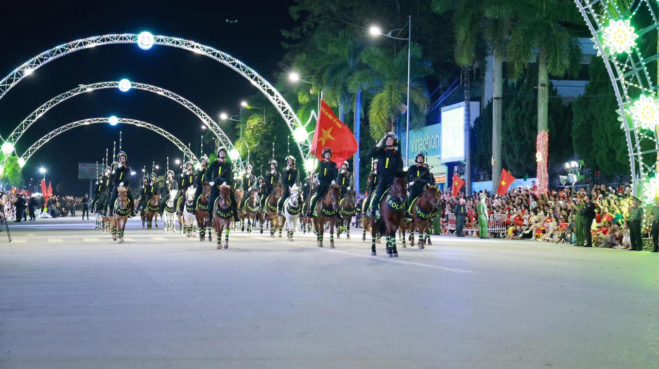 Tham gia chương trình có 80 cán bộ, chiến sĩ Cảnh sát cơ động Kỵ binh cùng 35 ngựa nghiệp vụ. Ảnh: MH