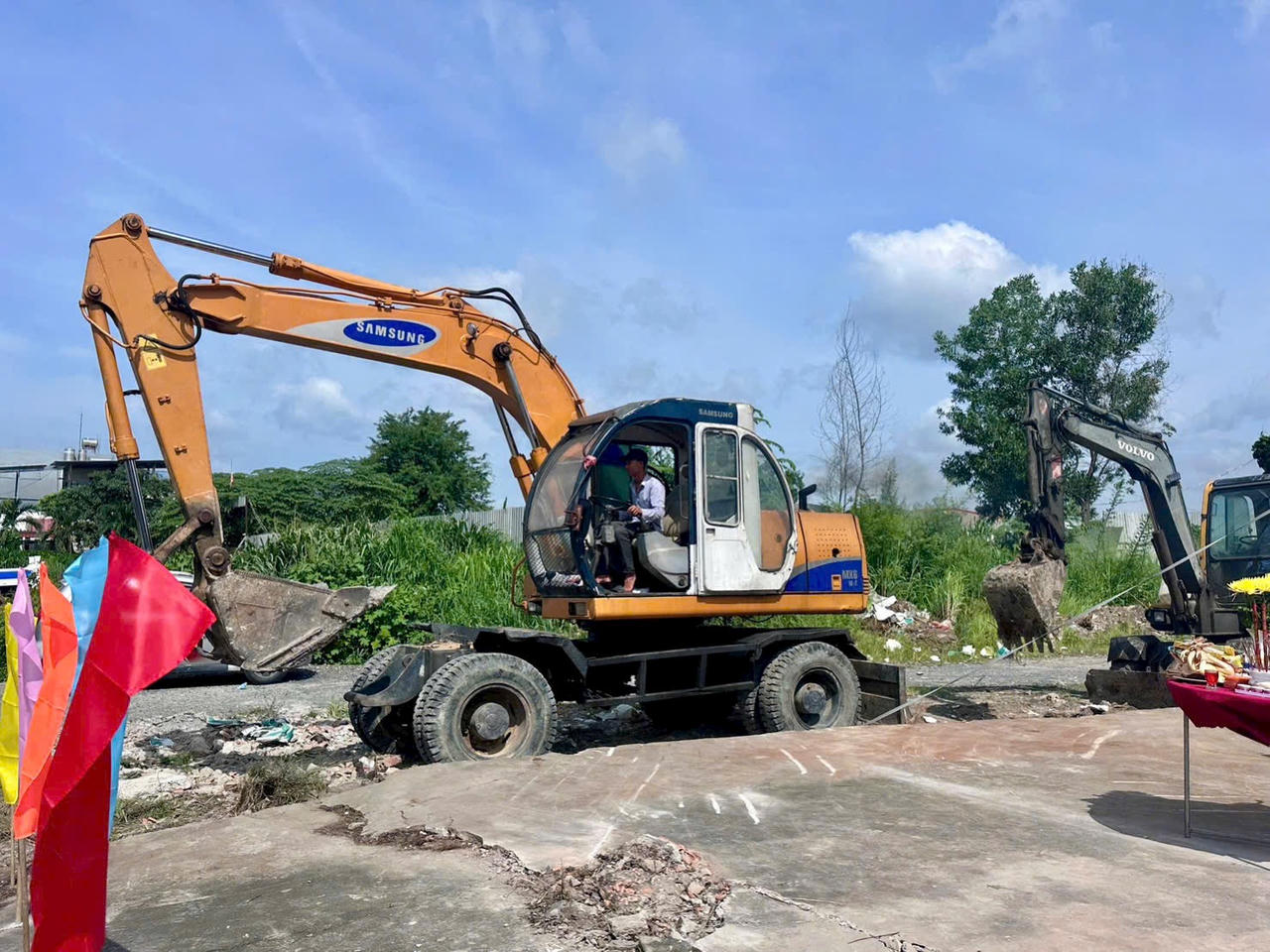 Máy móc được tập kết để triển khai dự án. Ảnh: Tiến Dũng.
