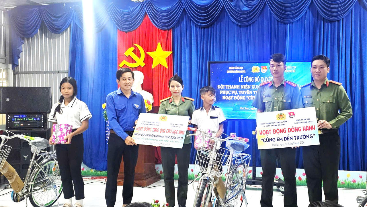 Phòng An ninh điều tra phối hợp Công an xã và Đoàn xã Đá Bạc trao tặng xe đạp, tập vở cho học sinh có hoàn cảnh khó khăn trên địa bàn (Ảnh: HĐ).