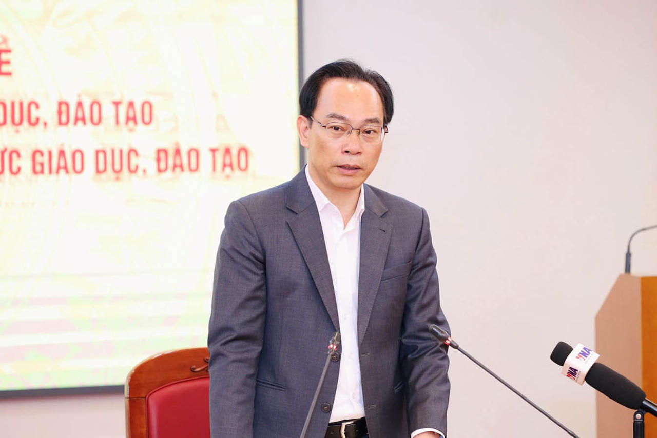 Bộ trưởng Bộ Giáo dục và Đào tạo Hoàng Minh Sơn trao đổi tại Tọa đàm.