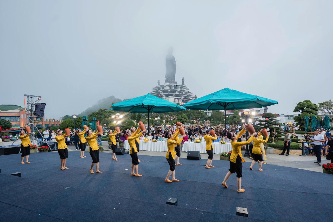 Chương trình văn nghệ dịp lễ. Ảnh: Tiến Dũng.