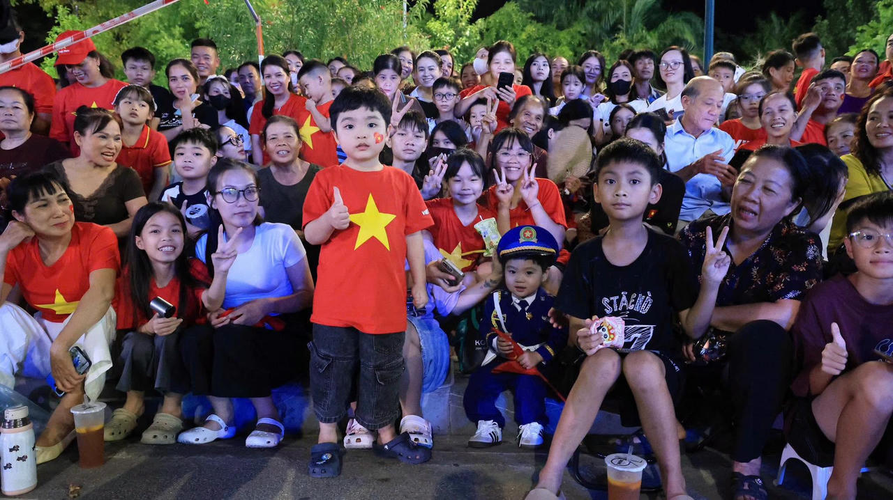 Nhiều người dân Lạng Sơn đã có một đêm không ngủ. Ảnh: MH