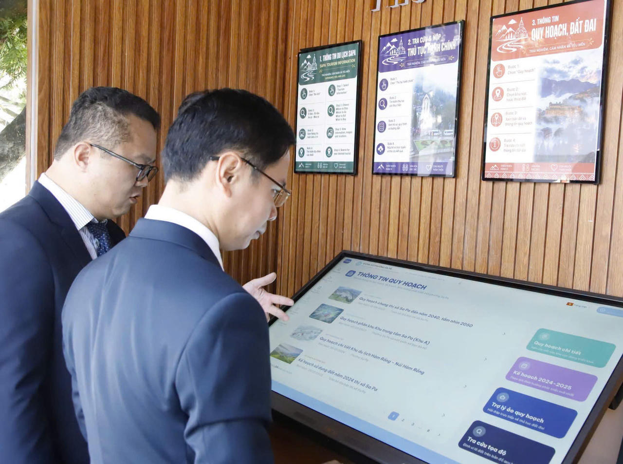 Lãnh đạo Phường Sa Pa tham quan, trải nghiệm Kiosk số (Ảnh: Phường Sa Pa)