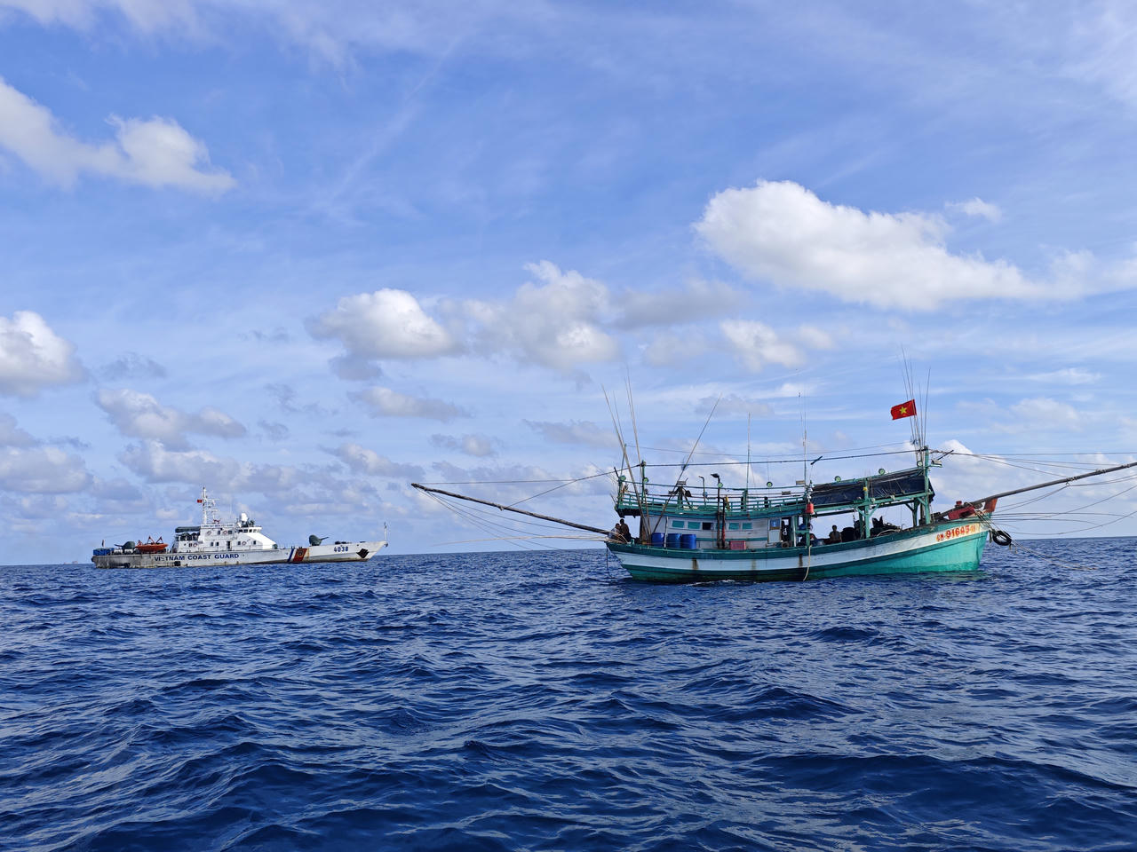 Tàu CSB 4038 đang thực hiện nhiệm vụ tuần tra, kiểm soát tại vùng biển Tây Nam (ảnh Vân Anh)
