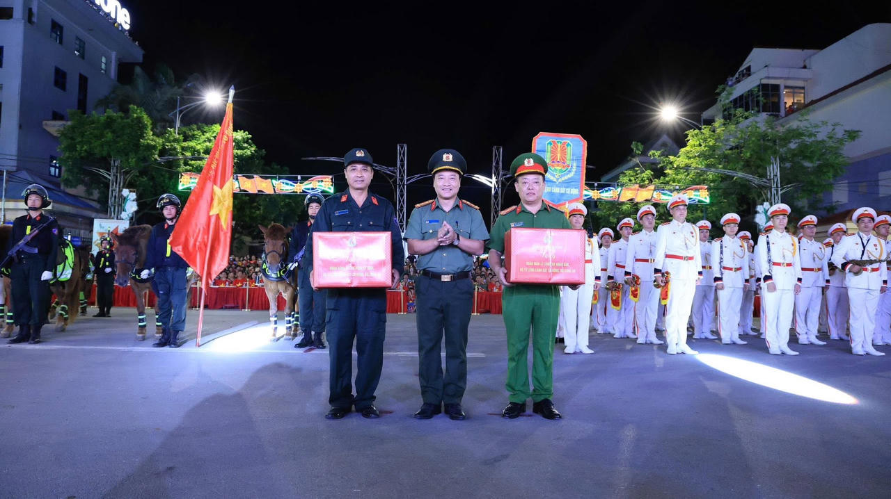 Giám đốc Công an tỉnh Lạng Sơn, đại tá Vũ Thanh Tùng tặng quà hai đoàn biểu diễn. Ảnh: MH